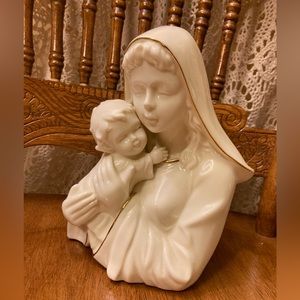 Mikasa Large Madonna and Baby / Mary and Jesus - Holiday Statue - Gold Accent